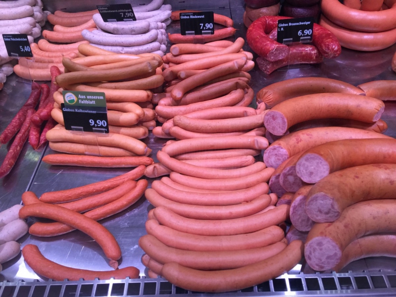 charcuterie-ST PAUL DE VENCE-min_sausages_meat_butchery-1069321